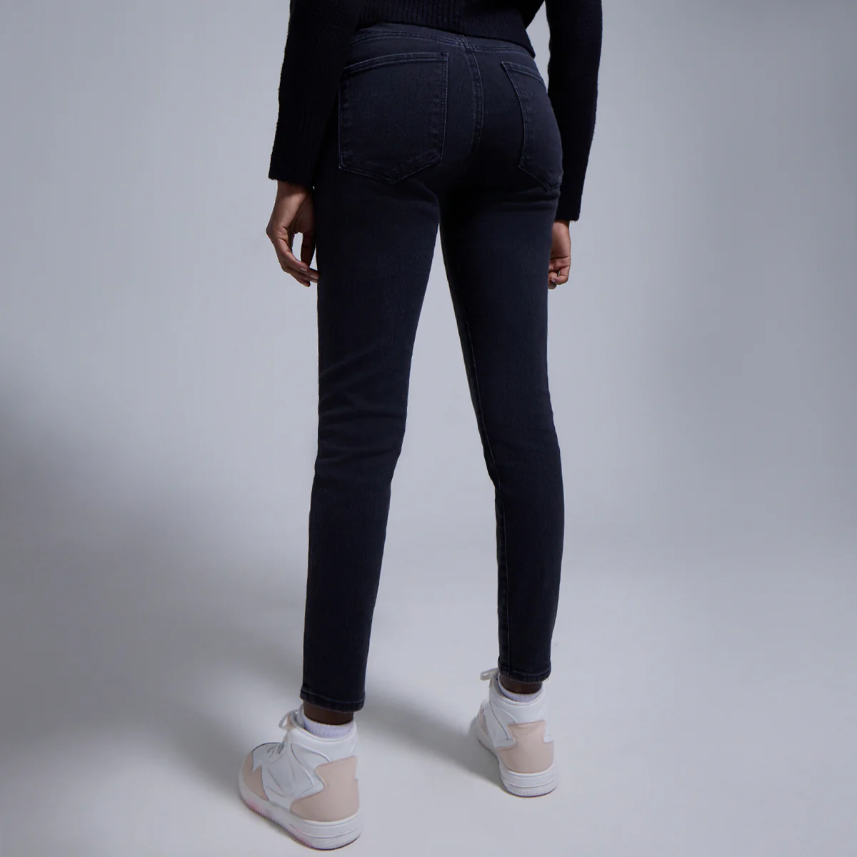 JEAN CURVY ESSENCIAL TONO NEGRO CON RESERVAS 40160361 - Image 4