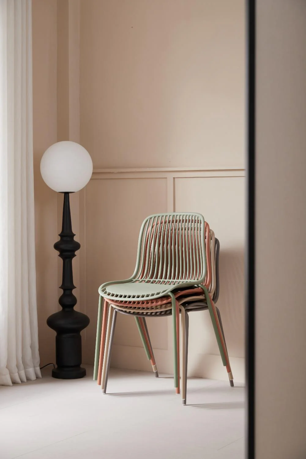 Silla Barcelona, Color Beige, Con espaldar en lineas diseño moderno - Image 11