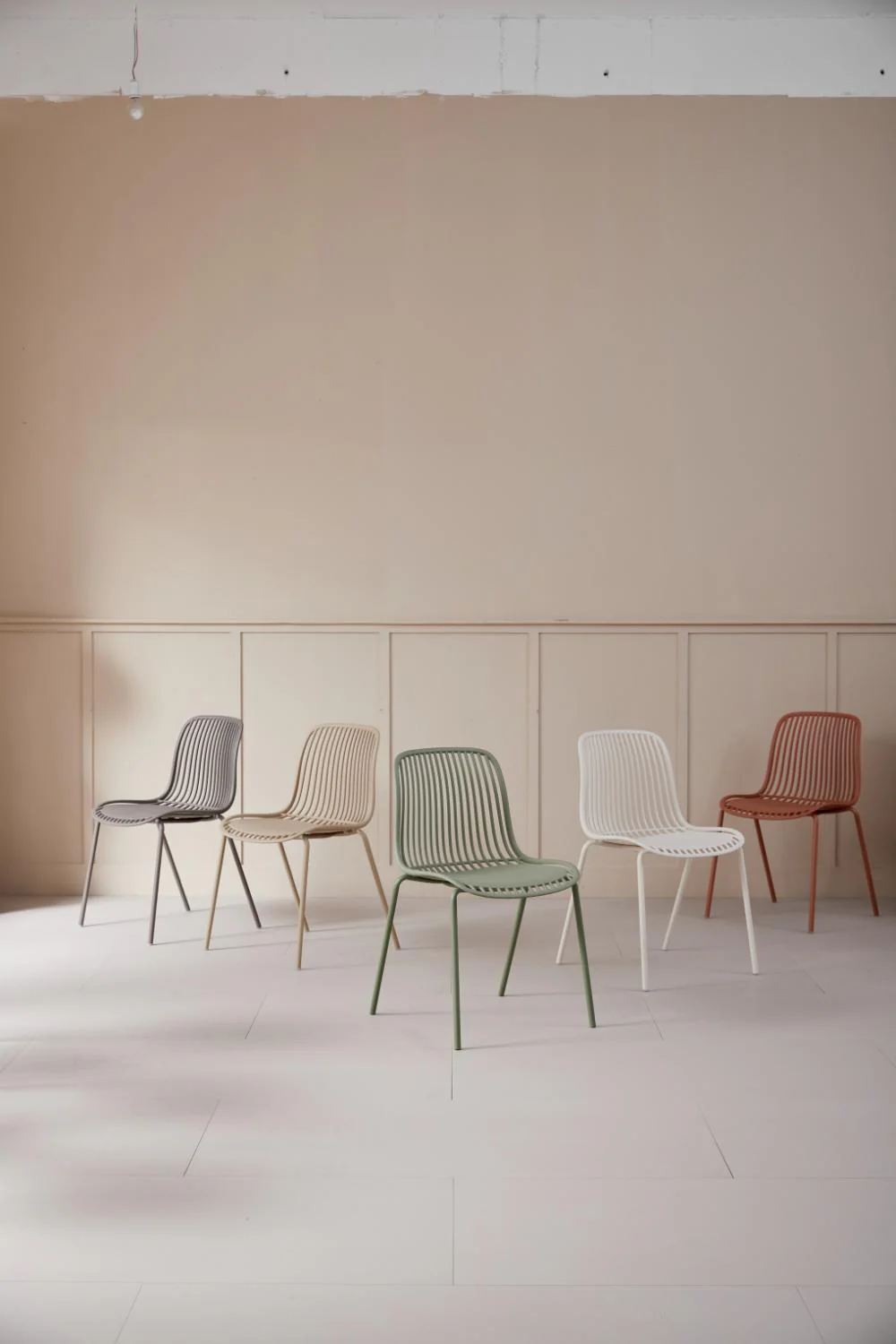 Silla Barcelona, Color Beige, Con espaldar en lineas diseño moderno - Image 12